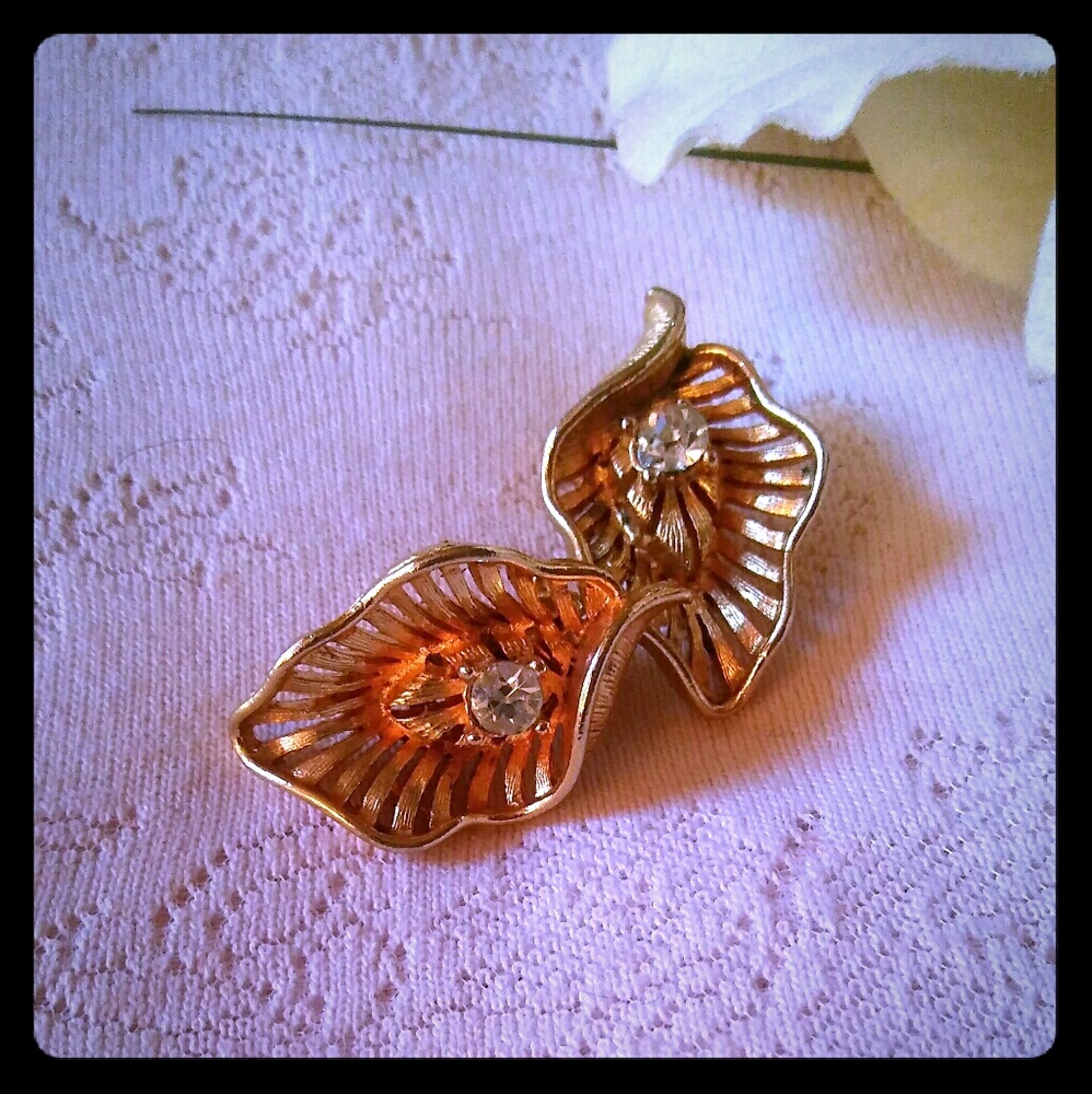 Vintage Leaf Shape Openwork Earrings - image 2